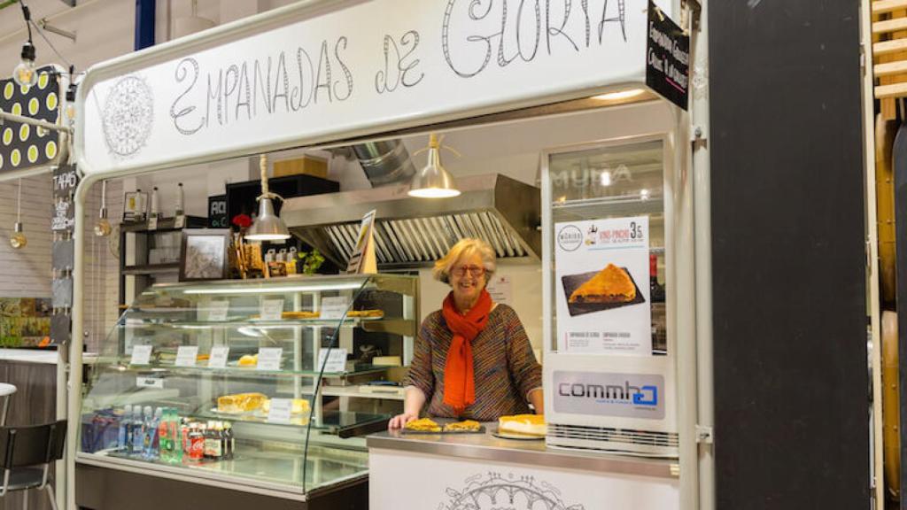 Gloria en su puesto de empanadas del Mercado de Vallehermoso.