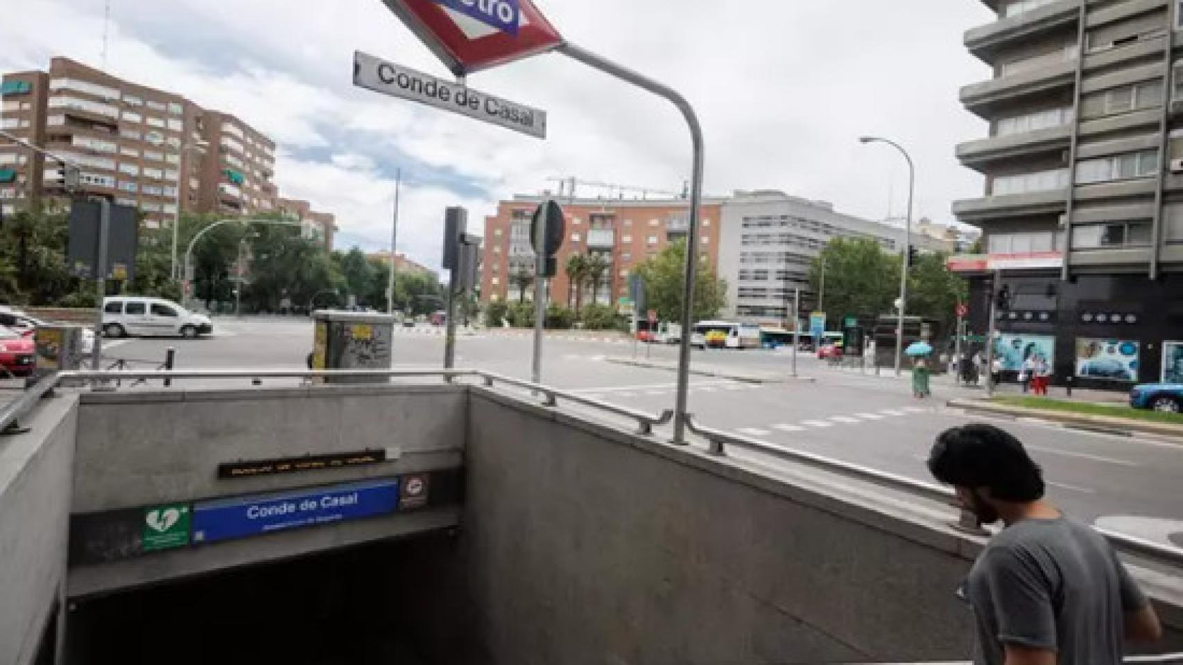 Boca de metro de Conde de Casal situada en la calle del Doctor Esquerdo.