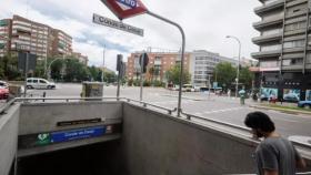 Boca de metro de Conde de Casal situada en la calle del Doctor Esquerdo.