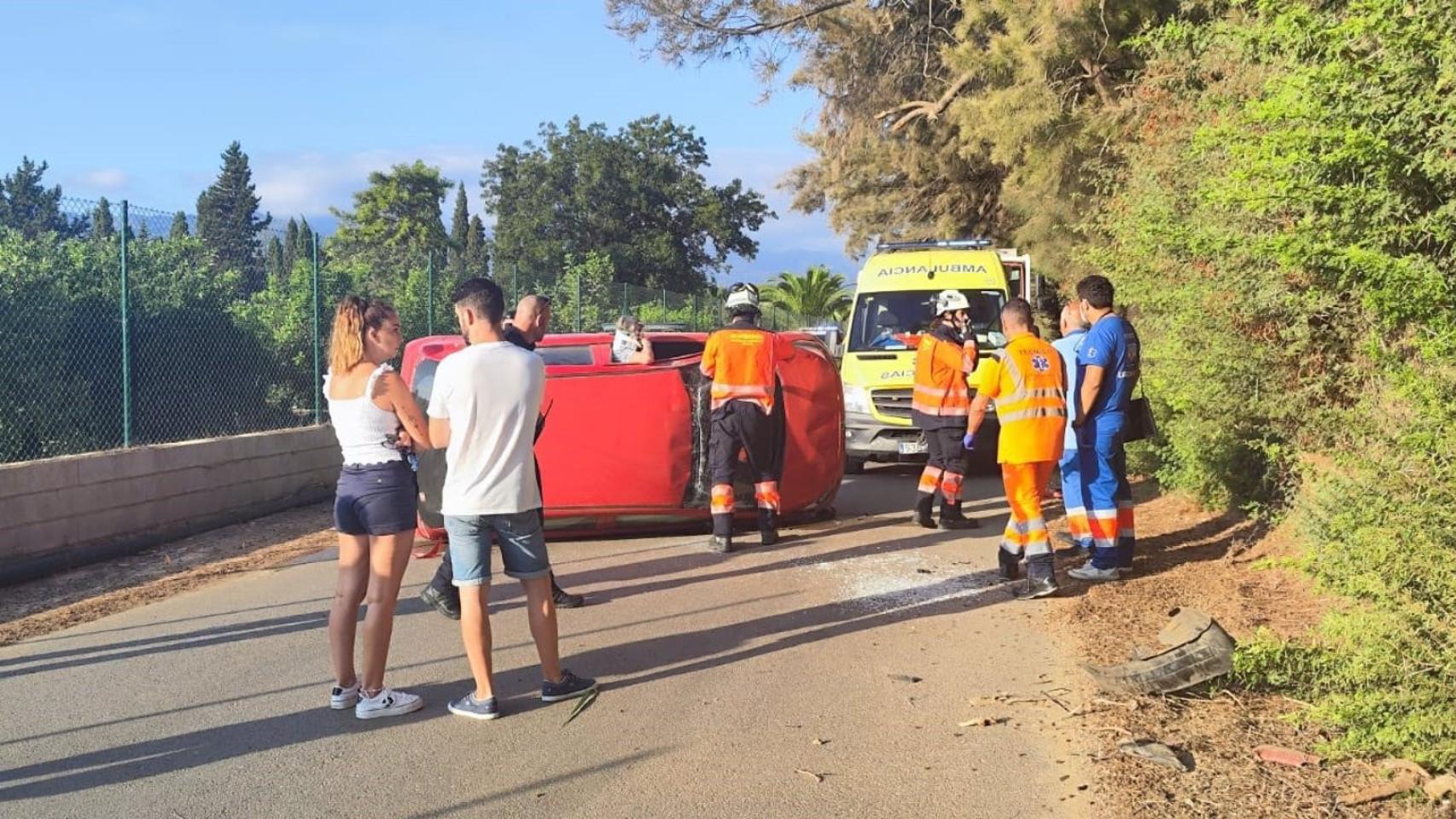 Intervención de emergencia por el vuelco de un vehículo para rescatar a una mujer herida en un accidente en el camino de San Joaquín, en el puente sobre el arroyo del Valle.