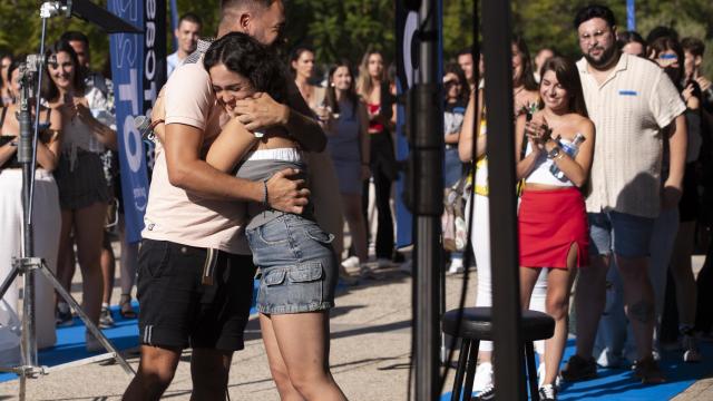 Una joven es felicitada tras pasar la primera prueba en las pruebas de casting que han tenido lugar hoy en Málaga para entrar como concursante en el programa de televisión Operación Triunfo.