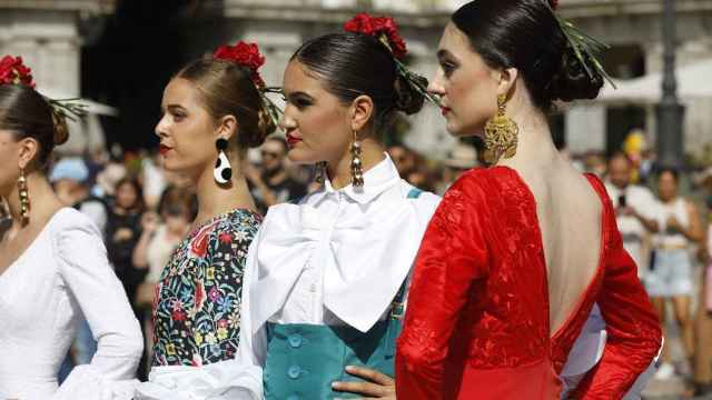 Modelos posando con trajes por la presentación de SIMOF en Madrid.