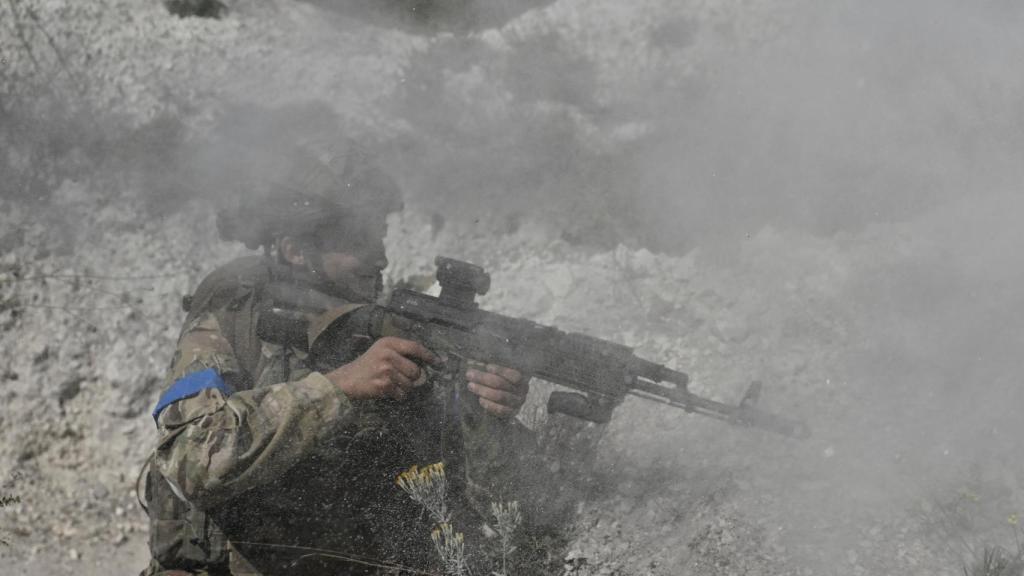 Un soldado ucraniano realiza entrenamiento militar en Bakhmut.