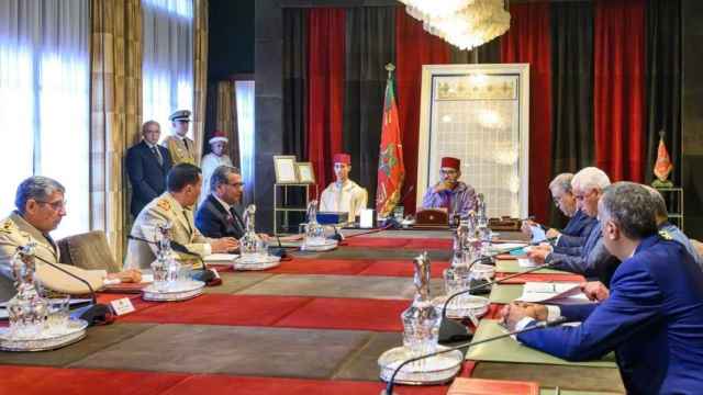 Mohammed VI, presidiendo la mesa, junto a su hijo, el primer ministro marroquí y otros dirigentes.