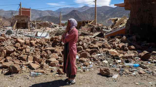 Una mujer observa los escombros tras el paso del seísmo por la región de Marrakech-Safí.