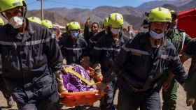 Los servicios de emergencia marroquíes sacando a un cadáver de los escombros de una vivienda en Talat N'yaaqoub.