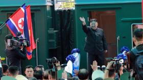 Kim Jong-Un se despide desde su tren en un viaje a Vietnam en 2019