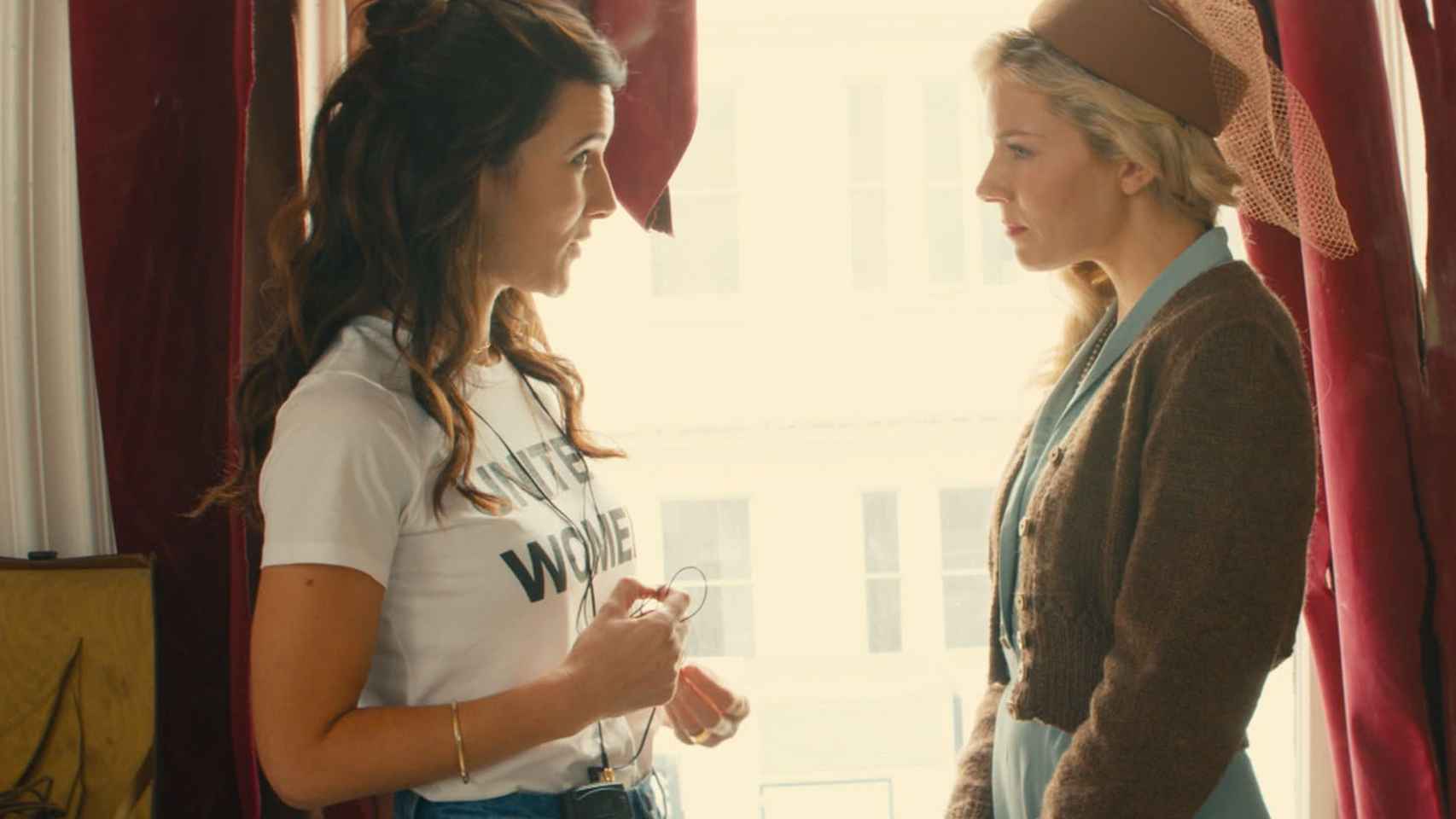 Sarah Solemani y Sienna Miller en 'Chivalry'