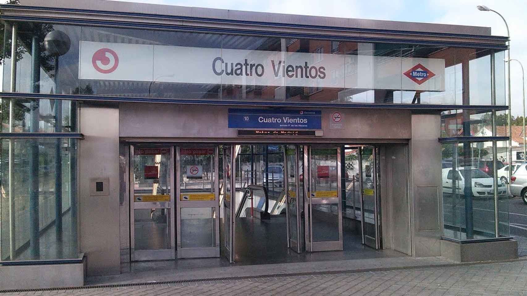 Entrada de la estación de Metro de Cuatro Vientos