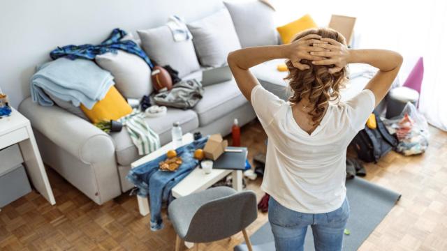 Imagen de archivo de una mujer en una habitación desordenada. Foto: iStock.