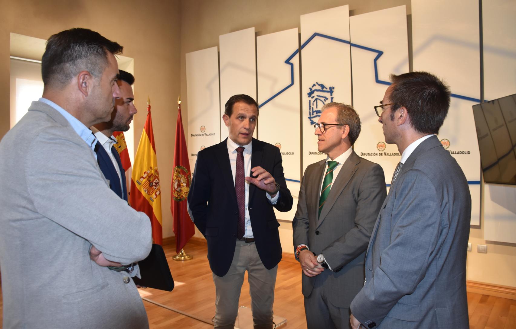 El consejero de Industria, Comercio y Empleo, Mariano Verganzones; y el presidente de la Diputación de Valladolid, Conrado Íscar, en la presentación de las ayudas para la mejora de las condiciones de seguridad en los centros de trabajo agroganaderos