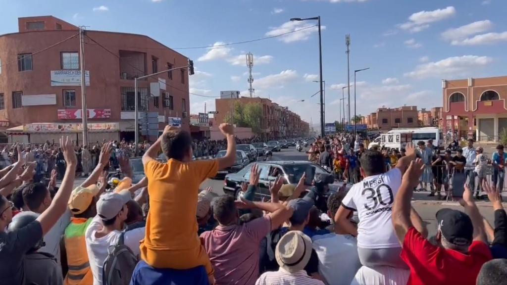 Las calles de Marrakech reciben a la comitiva en la que viaja el rey de Marruecos, Mohamed VI.