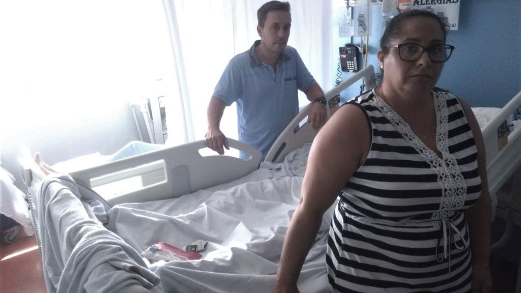 José María y su esposa, Teresa, este martes, junto a la cama de su hijo en el Hospital Virgen de la Arrixaca de Murcia.