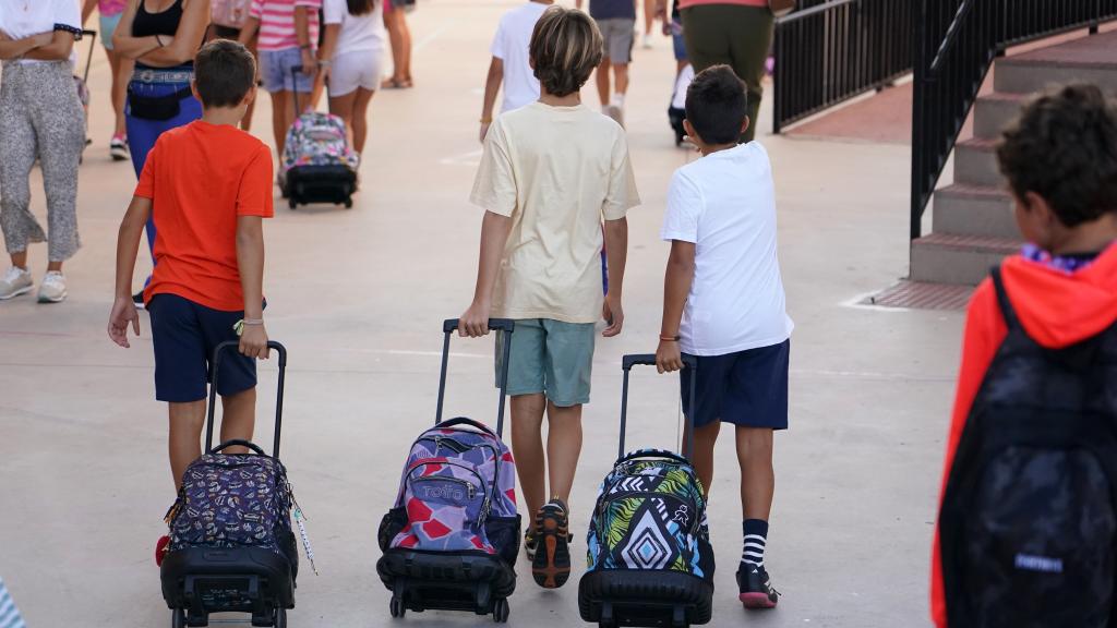 Tres niños durante la vuelta al cole.