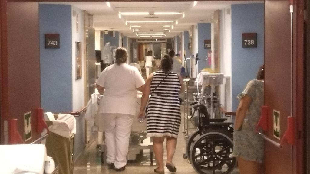 Una enfermera del Hospital Virgen de la Arrixaca, este martes, trasladando la camilla de José María, acompañado de su madre, Teresa.