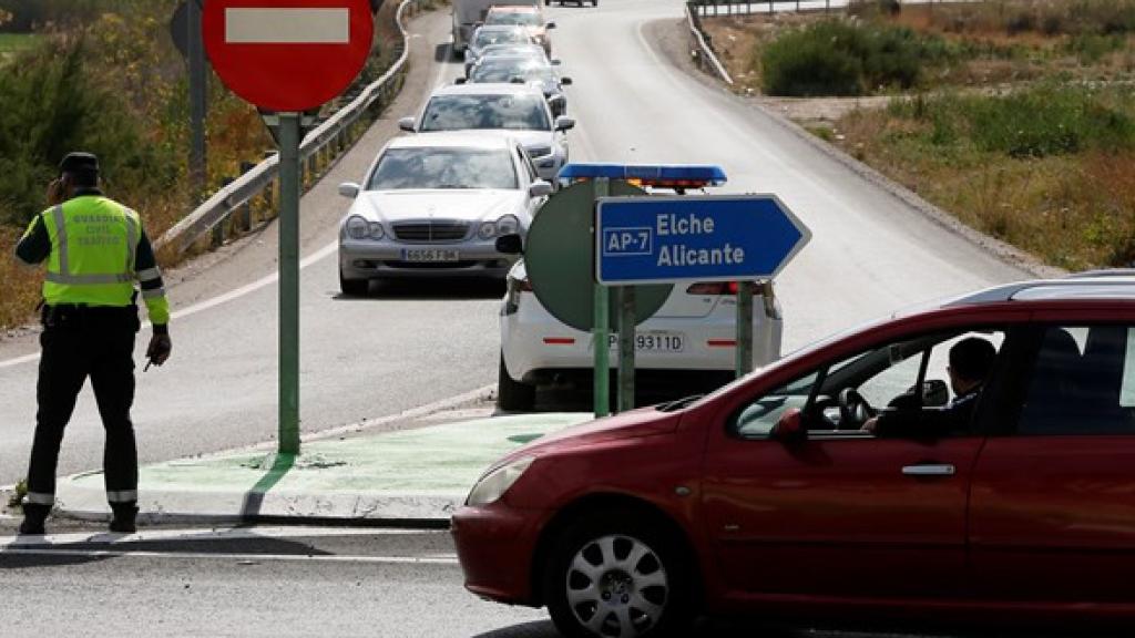 La Guardia Civil dirige el tráfico.