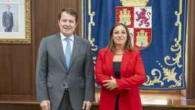 El presidente de la Junta, Alfonso Fernández Mañueco, durante su reunión con la alcaldesa de Palencia, Miriam Andrés, este martes.