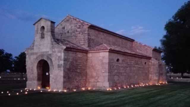Imagen de archivo de la Basílica de San Juan de Baños, Baños de Cerrato, iluminada con velas