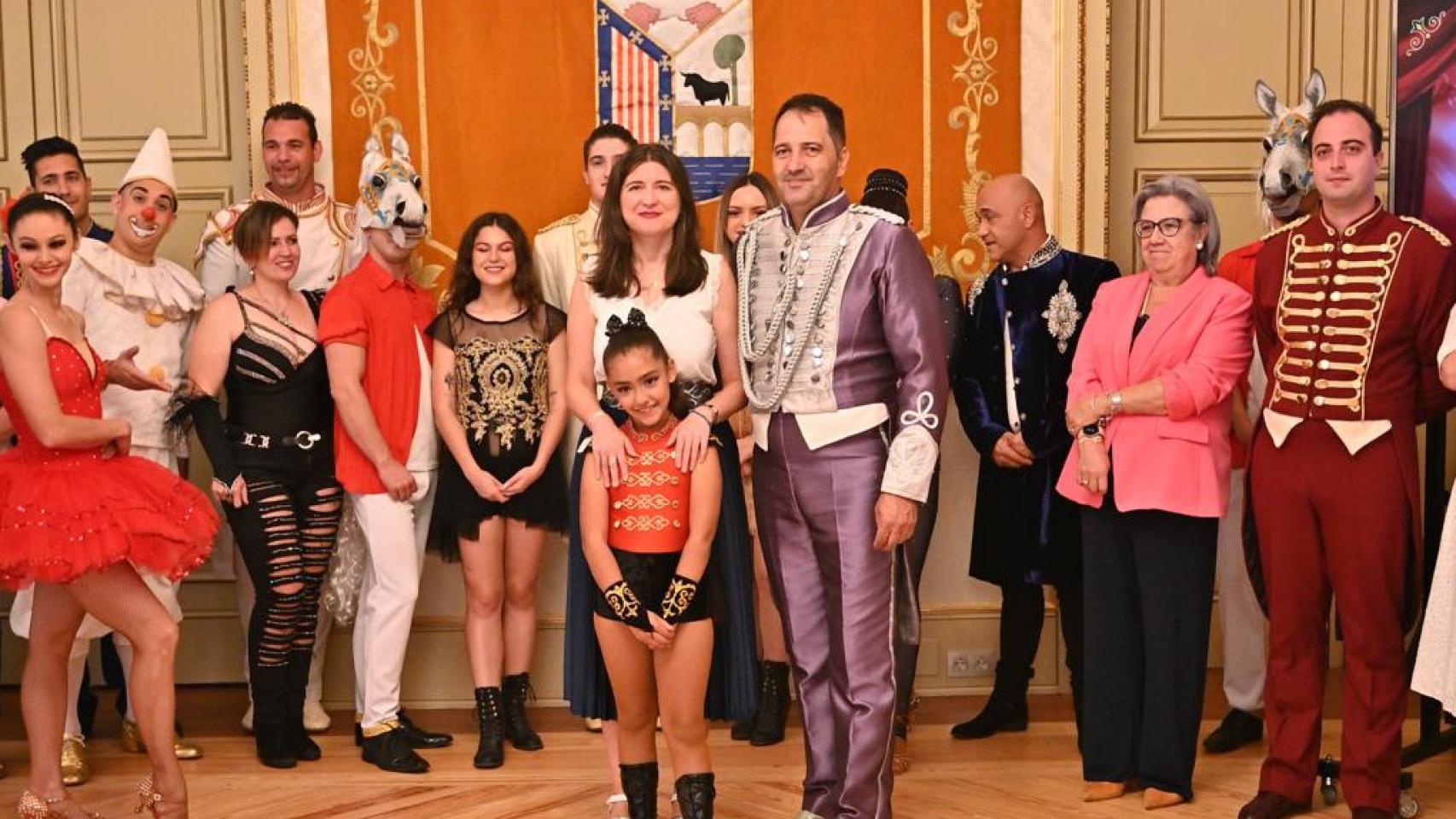 Los artistas del circo Stellar Circus son recibidos en el Ayuntamiento