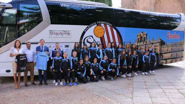 El alcalde ha arropado al Atlético Femenino Ciudad de Salamanca en la presentación de su autobús oficial
