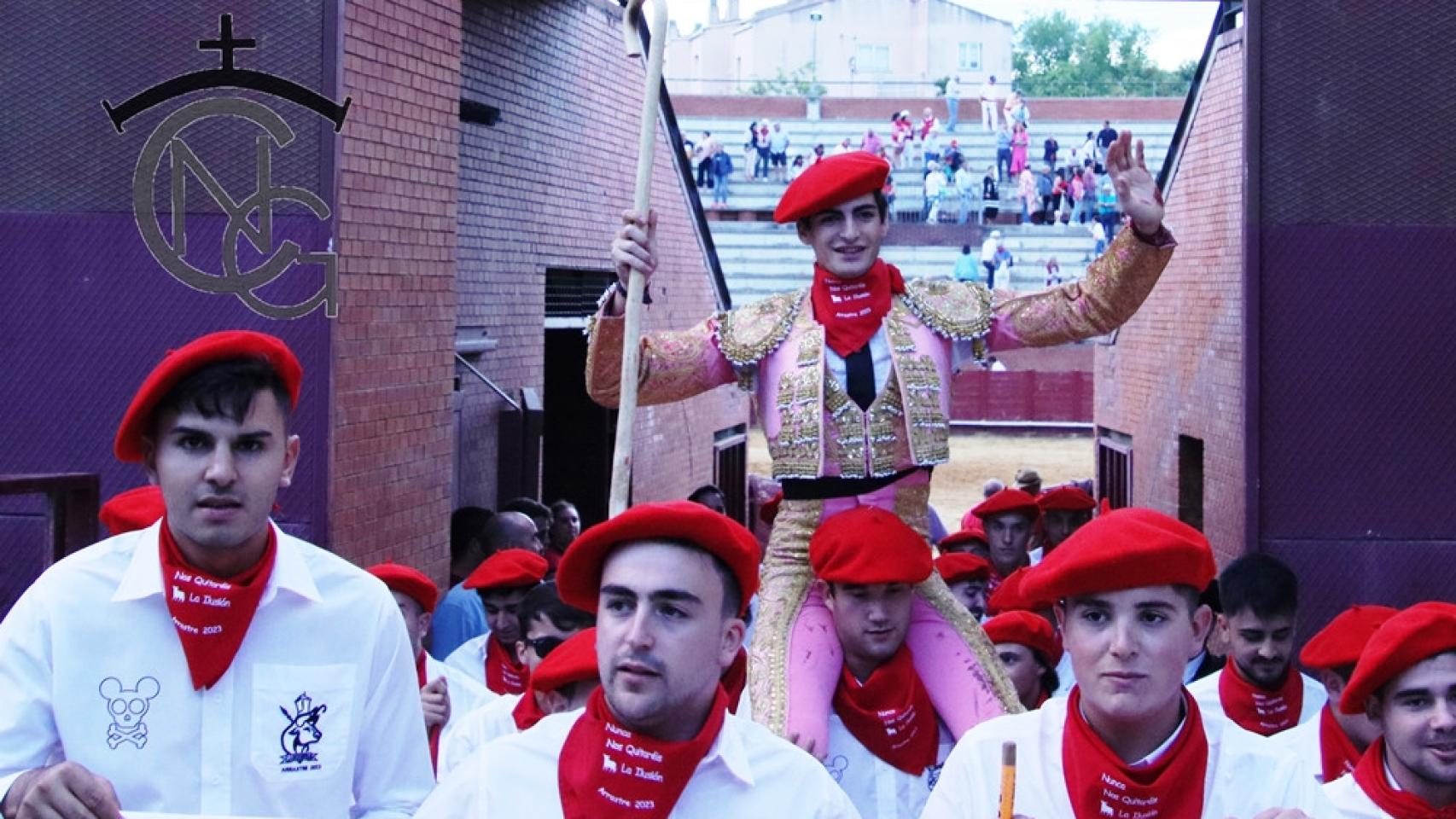 Jesús de la Calzada salió por la grande de Tordesillas acompañado por las cuadrillas de areneros y mulilleros