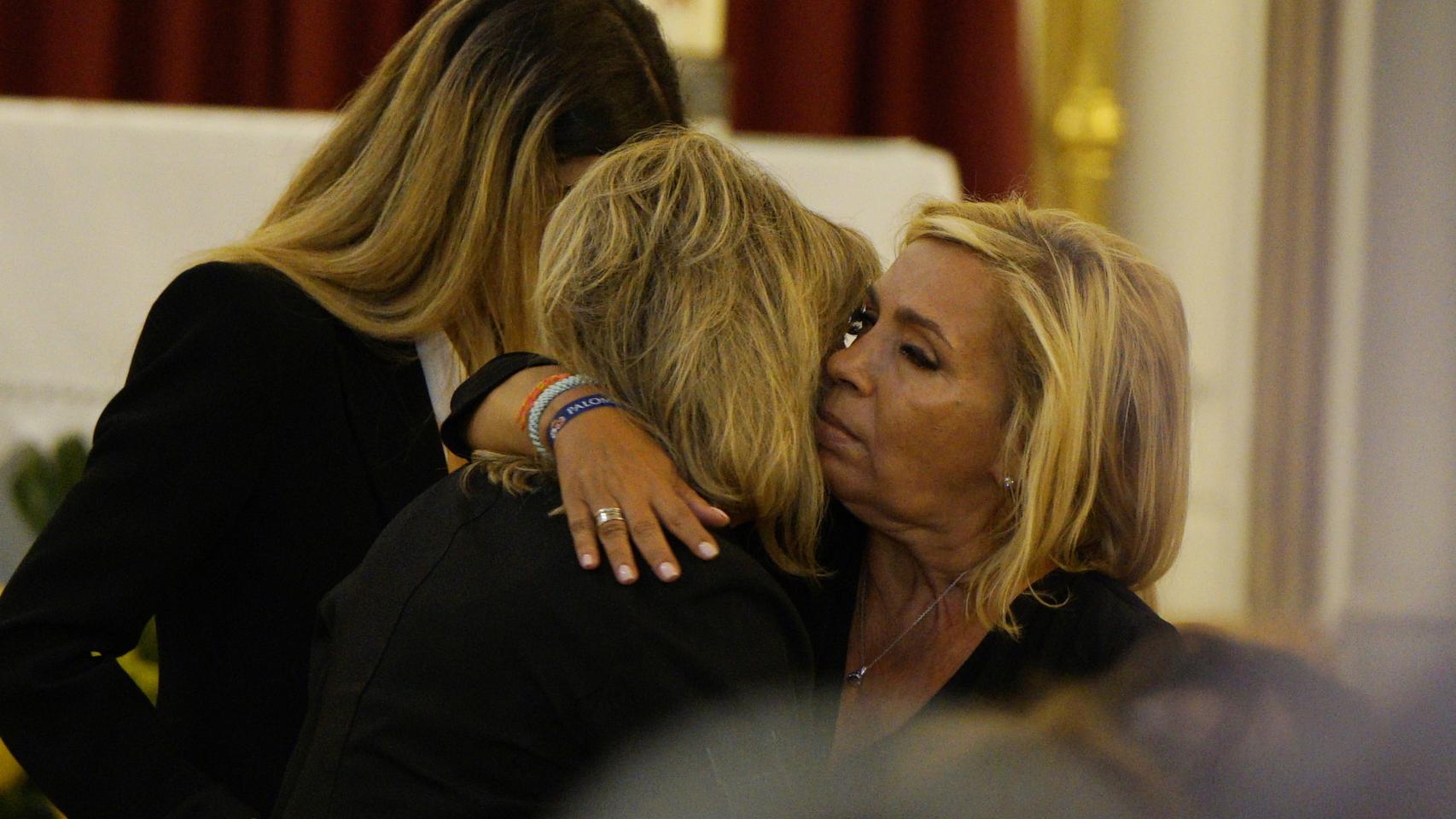 Terelu Campos y Carmen Borrego en el último adiós  a su madre en Málaga.