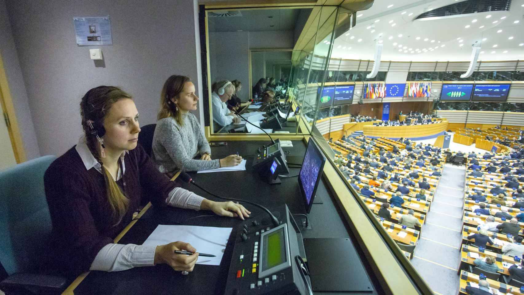 Los intérpretes en plena acción durante una sesión de la Eurocámara