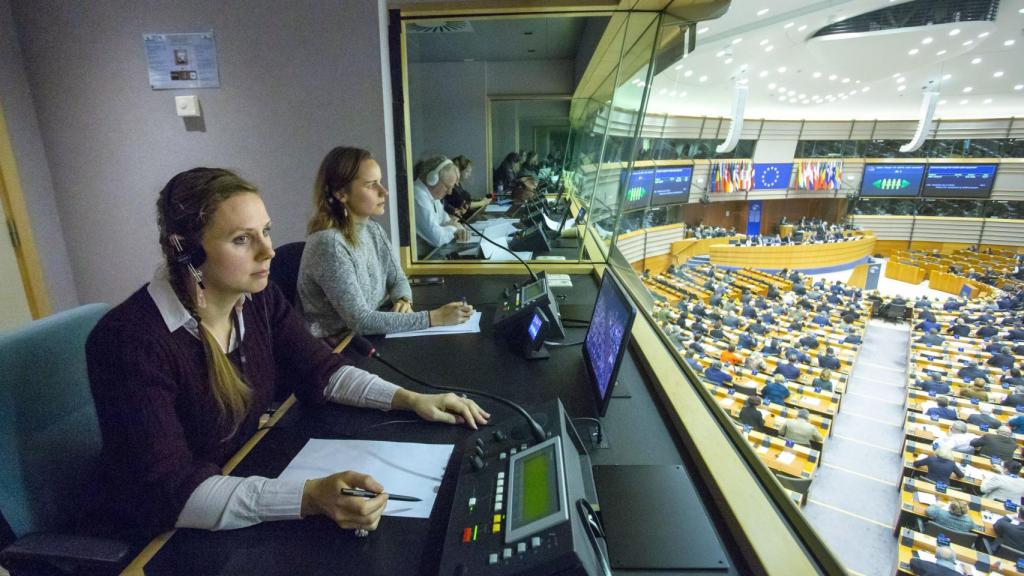 Los intérpretes en plena acción durante una sesión de la Eurocámara