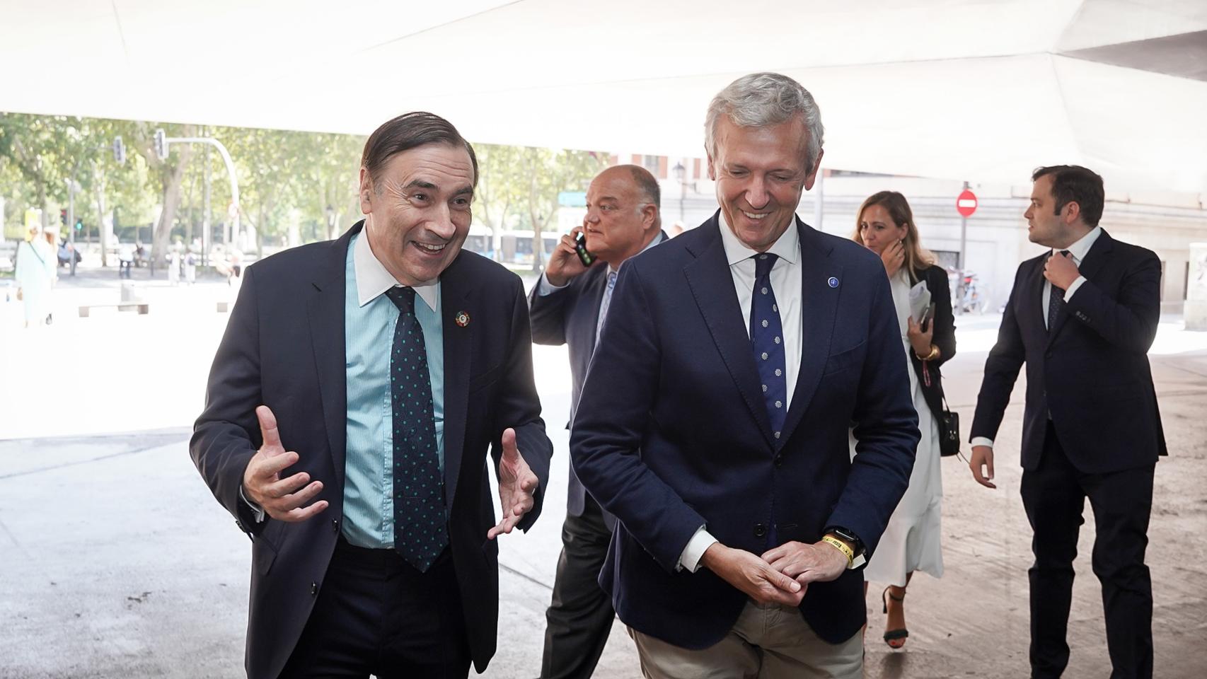 Pedro J. Ramírez, director y presidente ejecutivo de EL ESPAÑOL, y Alfonso Rueda, presidente de la Xunta de Galicia; en la primera jornada del II Observatorio de los ODS.