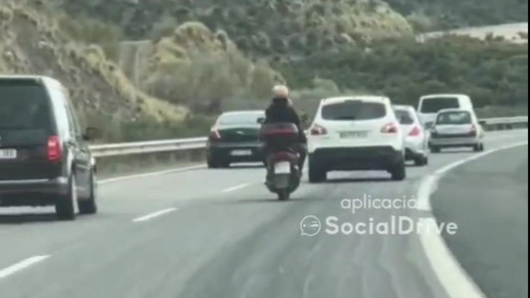 Imagen de la moto momentos antes del choque.