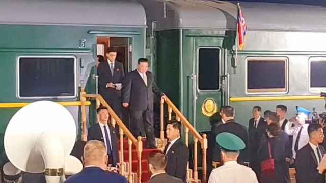 El líder norcoreano Kim Jong Un sale de su tren en Jasán (Rusia).