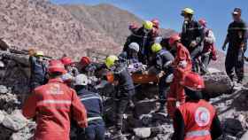 Militares marroquíes, Protección Civil de Marruecos y Cruz Roja de Marruecos participan en el rescate de un hombre.