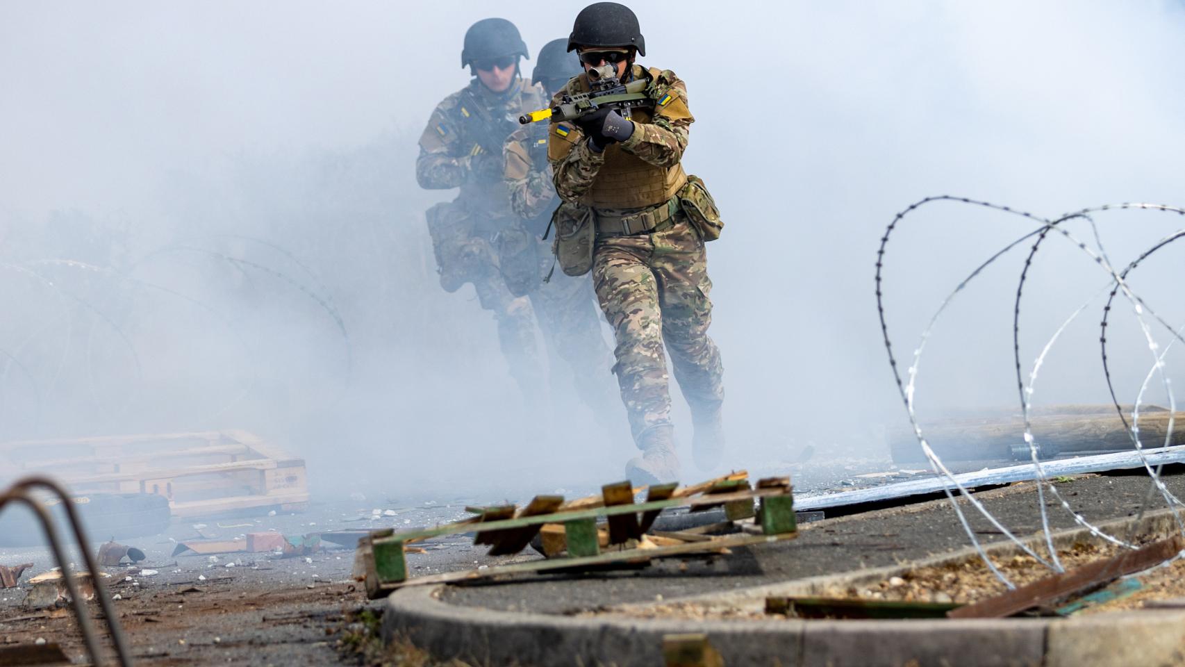 Tropas ucranianas entrenando con el ejército británico.