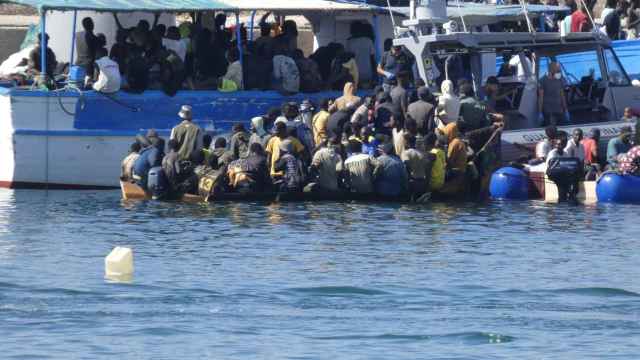 Varias embarcaciones de personas hacinadas llegan al puerto de Lampedusa este martes.