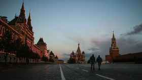 Dos agentes de la Rosgvardia de Putin patrullan la plaza Roja de Moscú.