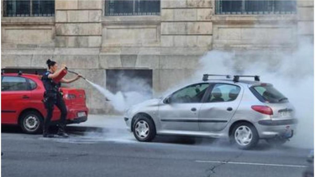 Labores de extinción en el coche que ha ardido en Juana de Vega