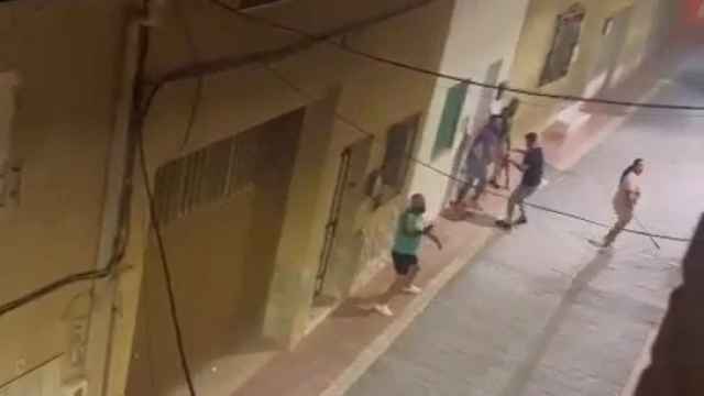 Un hombre armado, este domingo, disparando contra el inquilino de una vivienda del Barrio de San Cristóbal de Lorca.