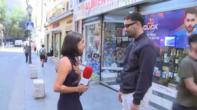 La reportera recrimina al individuo su actitud.