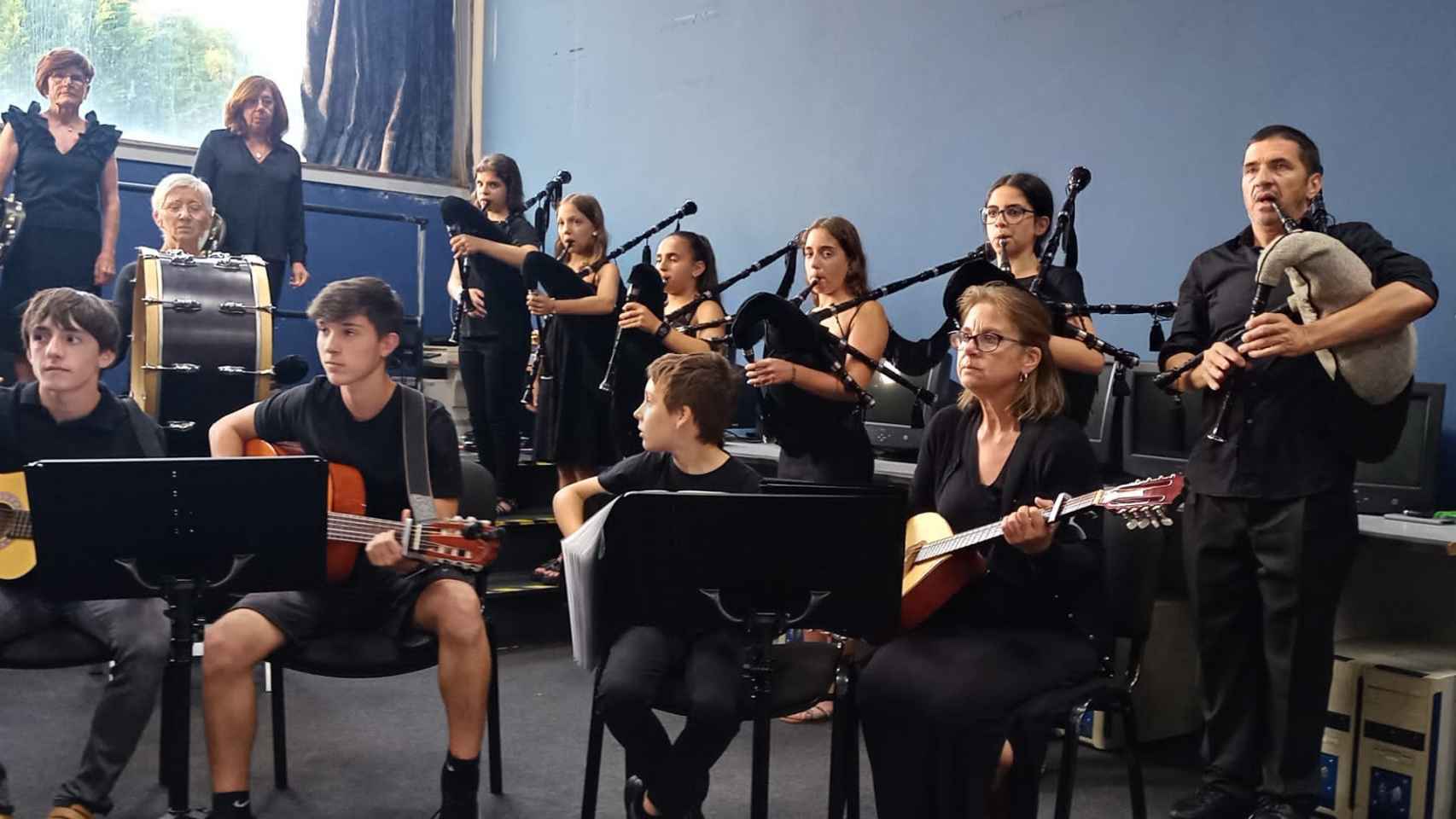 Alumnado de la Escola de Gaitas de Pontevedra.