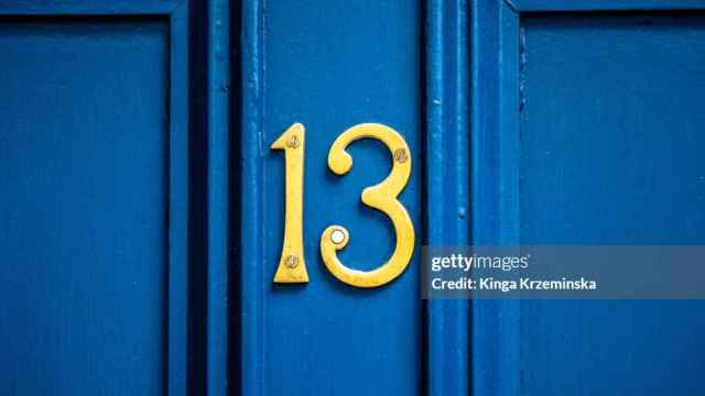 Imagen de una puerta con el número 13.