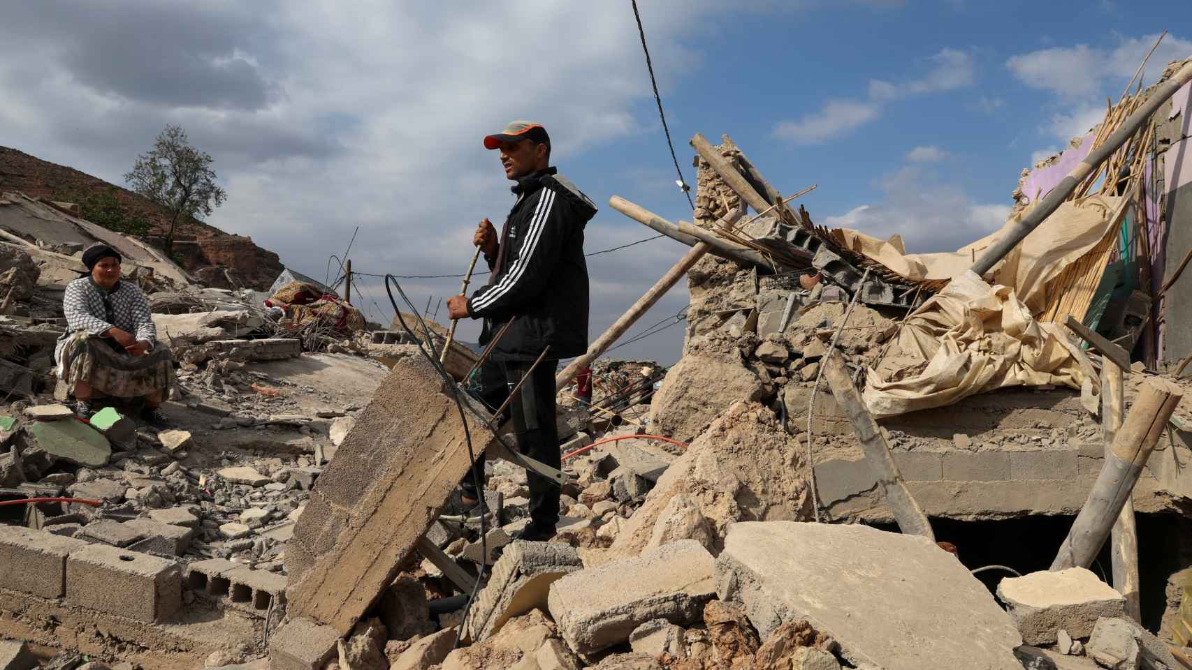 Mohamed Belkas sobre las ruinas de su casa en Adouz.