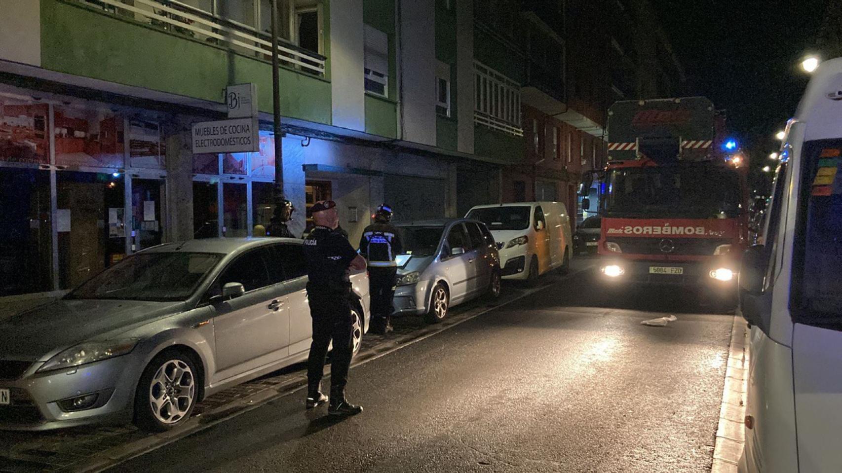 Bomberos y agentes de la Policía Local en el edificio de León en el que se ha producido la supuesta fuga de gas