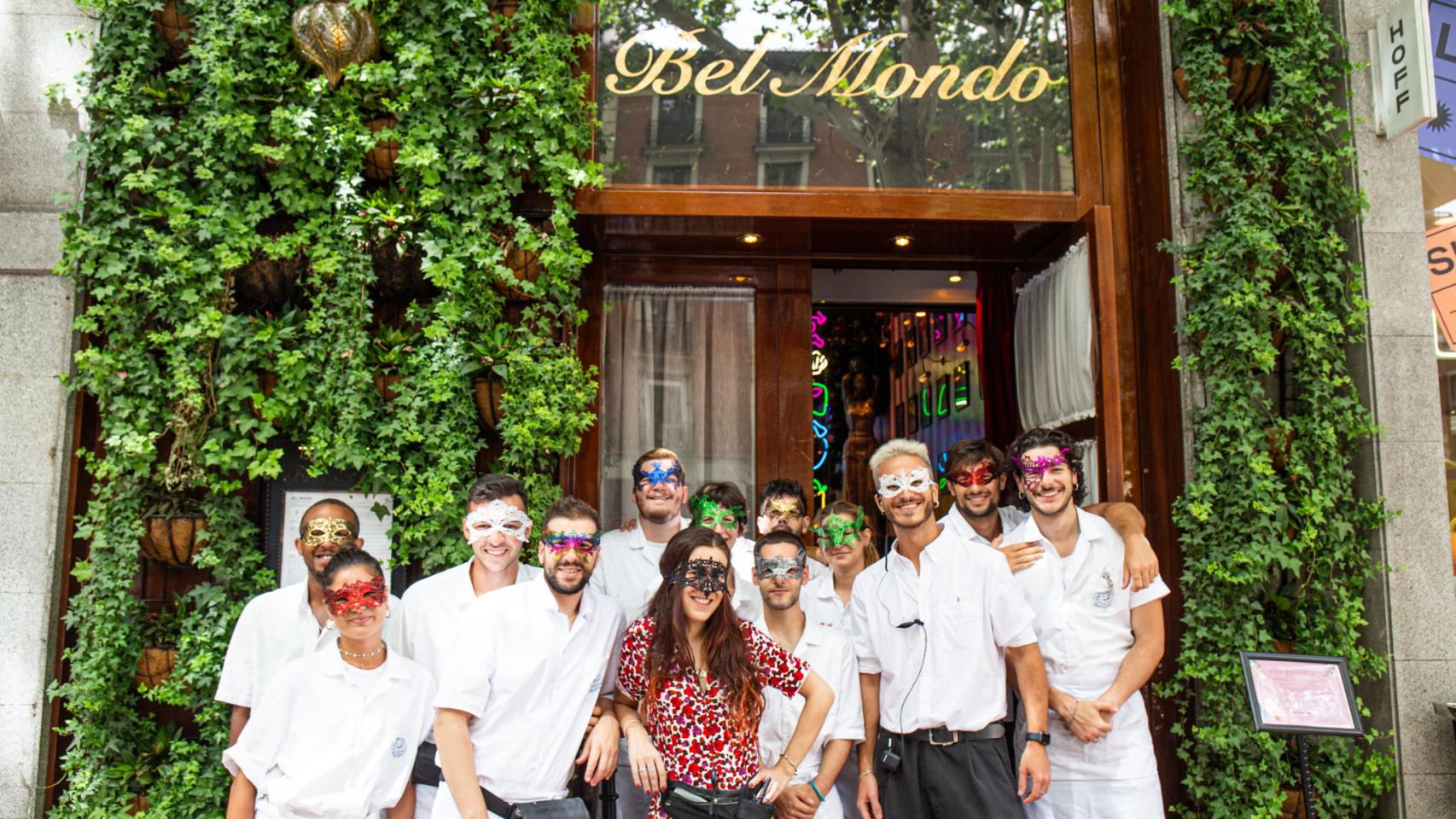 Personal de Bel Mondo con máscaras del carnaval de Venecia para la celebración de su aniversario.