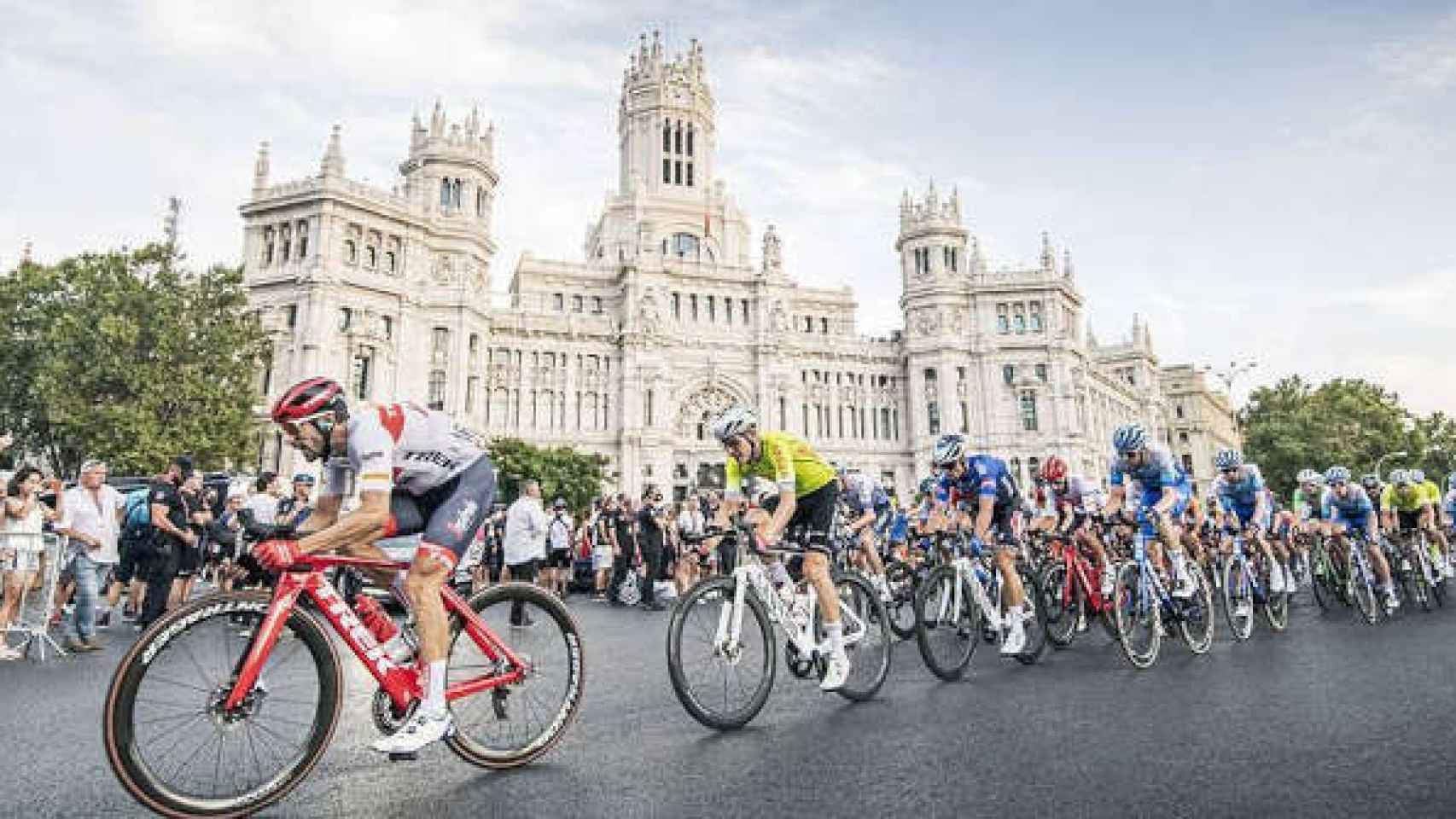 Ciclistas de La Vuelta pasando frente al Palacio de Cibeles.