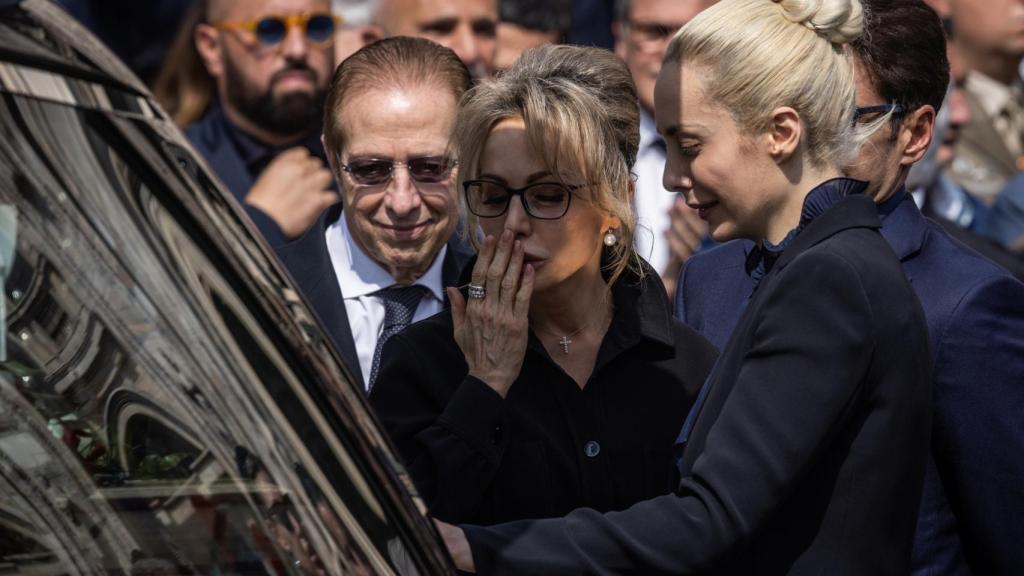 Paolo Berlusconi, Marina Berlusconi y Marta Fascina en el entierro de Silvio Berlusconi en Milán.