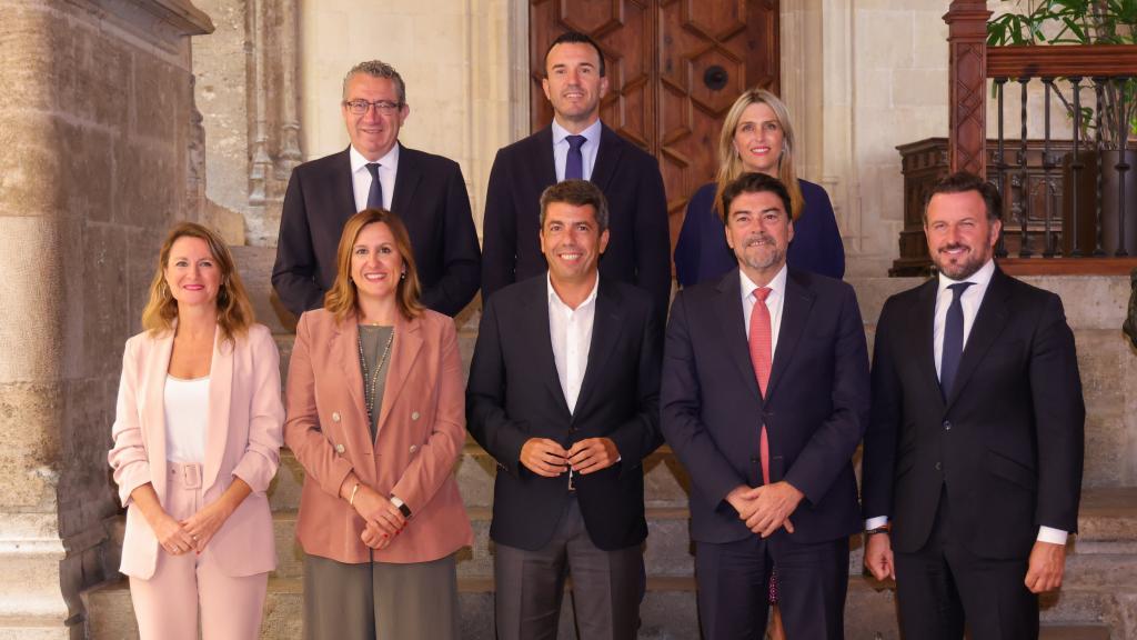 El presidente Carlos Mazón junto a los líderes institucionales de la Comunidad Valenciana. EE