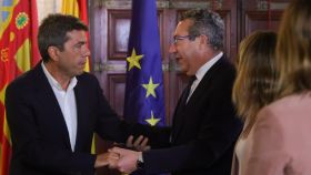 Carlos Mazón saluda al presidente de la Diputación de Alicante, Toni Pérez.