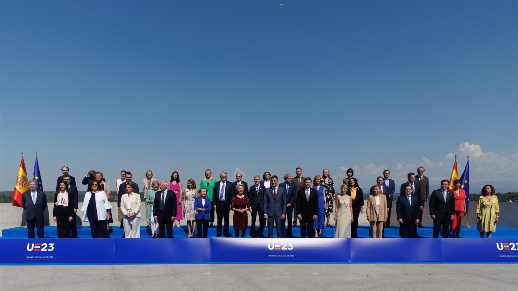 Foto de familia de la inauguración de la Presidencia española del Consejo de la Unión Europea.
