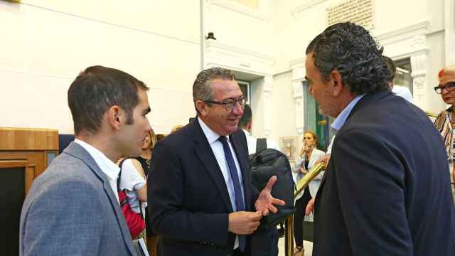 El presidente de la Diputación Toni Pérez con el portavoz del PSOE Vicente Arques.
