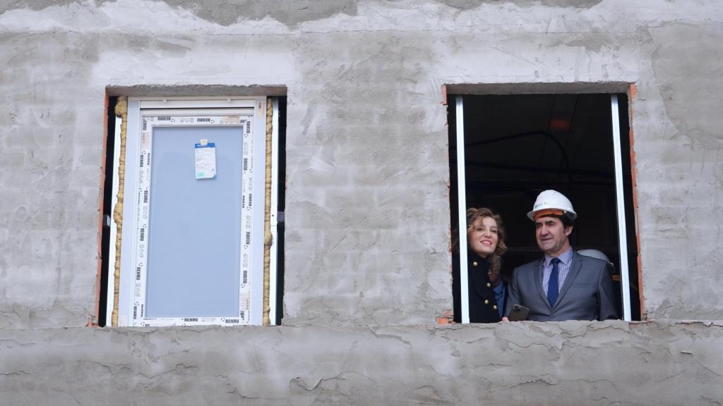 El consejero de Medio Ambiente, Vivienda y Ordenación del Territorio, Juan Carlos Suárez-Quiñones, visita las obras de la promoción de viviendas protegidas unifamiliares que construye la Junta en Viana de Cega